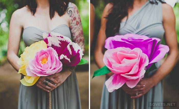 Las niñas sostienen flores de papel