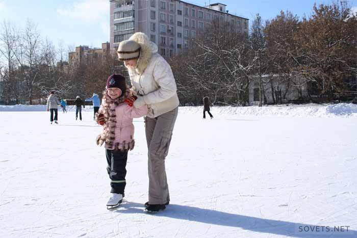 Cómo enseñar a un niño a patinar
