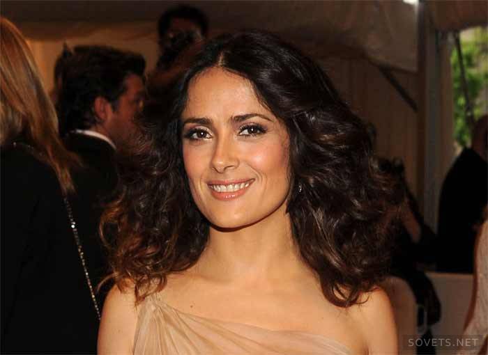 Hollywood hladké kučery, ako to urobila Salma Hayek