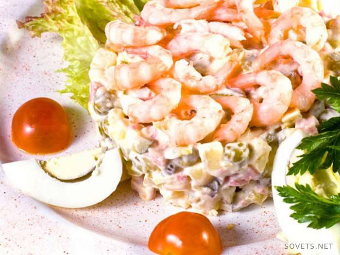 Ensalada Olivier con lengua y camarones