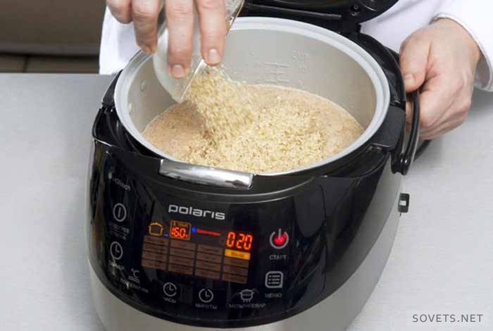 Derramando arroz no caldo
