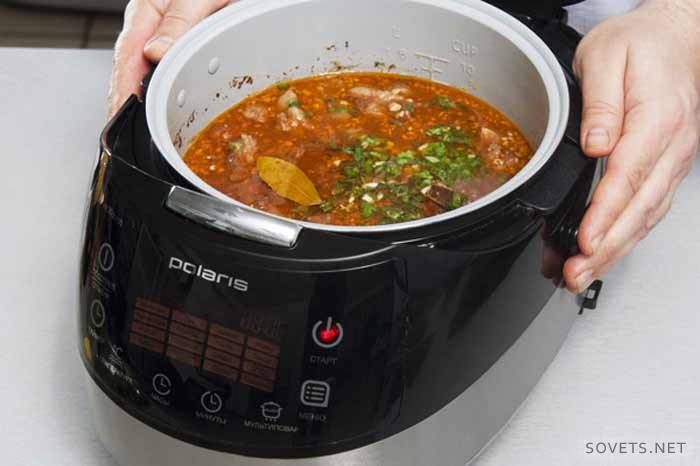 Sopa Harcho com especiarias em um fogão lento