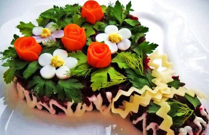 Цвеће на харинги испод крзненог капута
