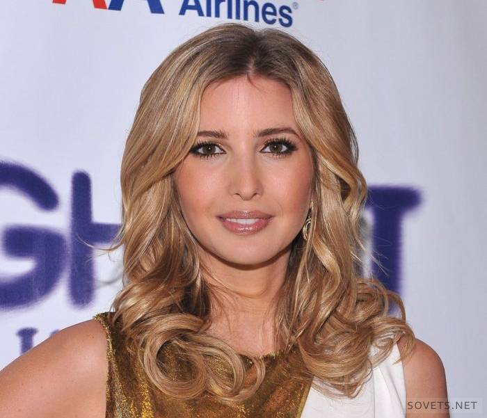 Blond faliste luźne włosy