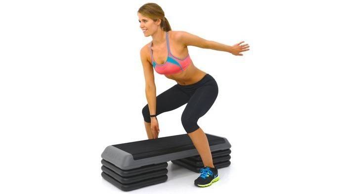 Žena robí step aerobik