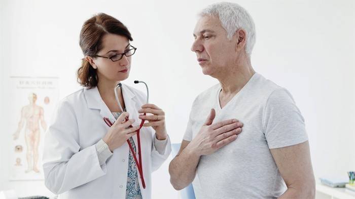 Um homem se queixa ao médico sobre fibrilação atrial