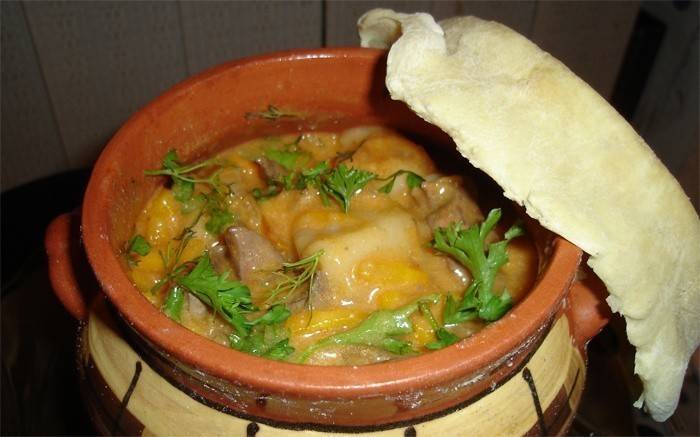 Productos semiacabados en una olla