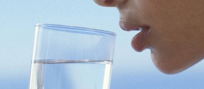 Beba más líquidos cuando beba aceite de ricino.