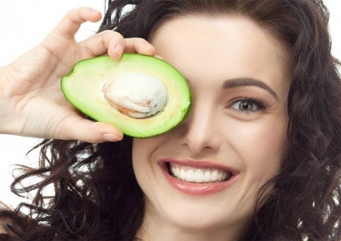 Niña sostiene aguacate