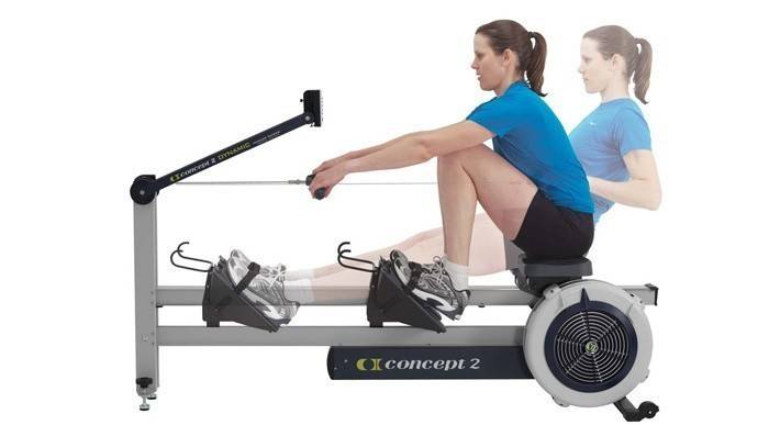 Mujer en la máquina de remo