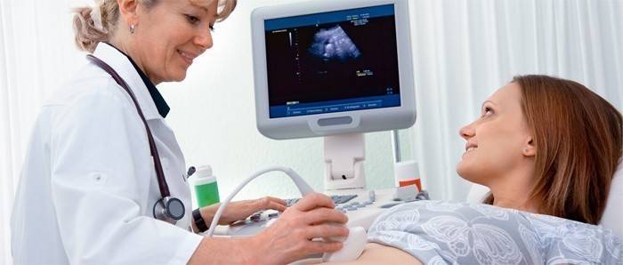 Médico faz ultra-som para uma garota