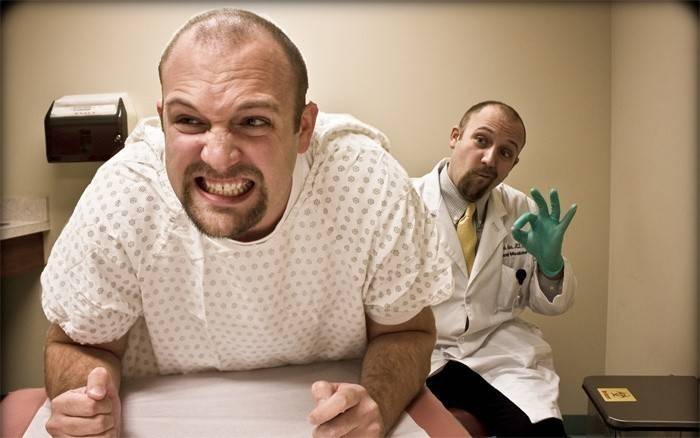 Um homem está fazendo massagem de próstata