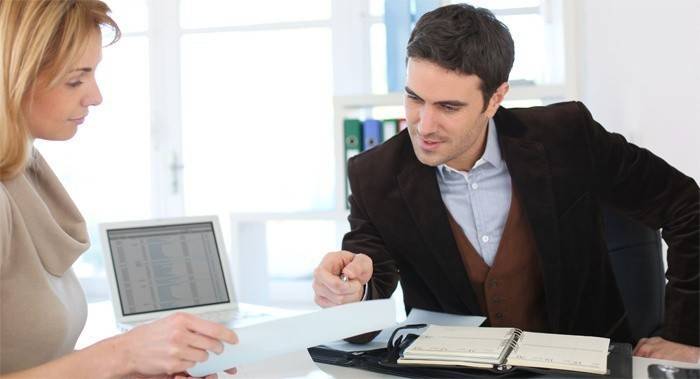Um homem aprende sobre sua dívida em empréstimos no Sberbank
