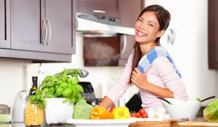 Chica se prepara para comer