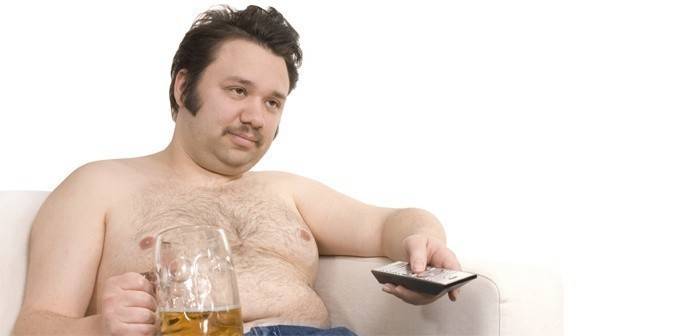 Homem, segurando uma cerveja