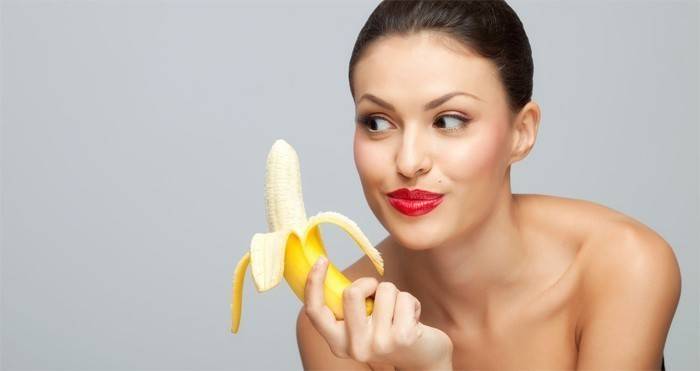 Chica con un plátano