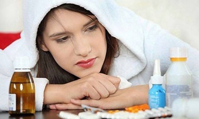 Žena si vyberie nachladenú medicínu