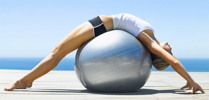 Mujer en fitball
