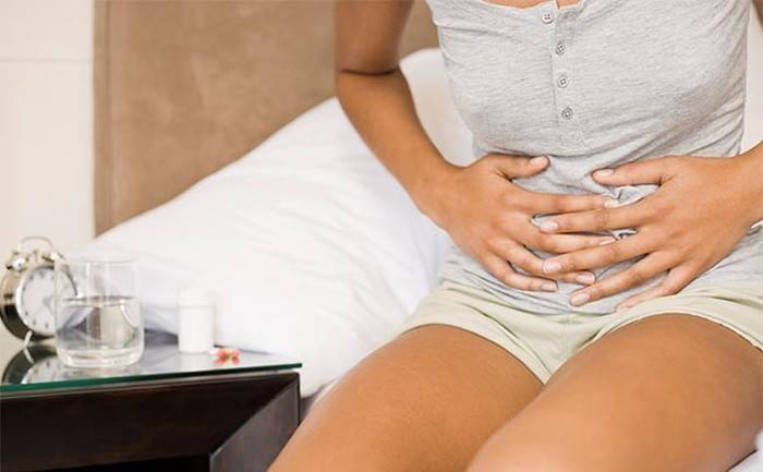 Dor de estômago em uma mulher adulta