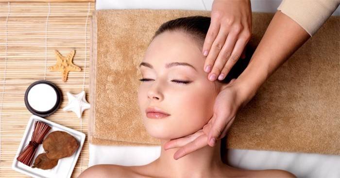 Garota faz massagem facial acupressão