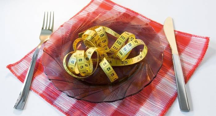 Centimetrická páska na doske
