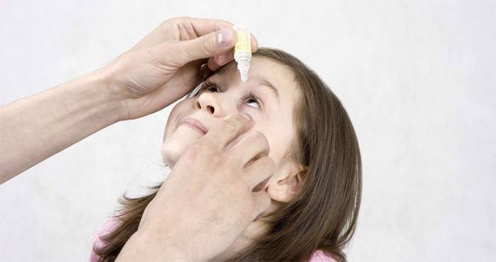 Instilação ocular para uma criança