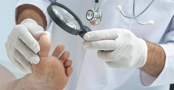 O médico examina o paciente