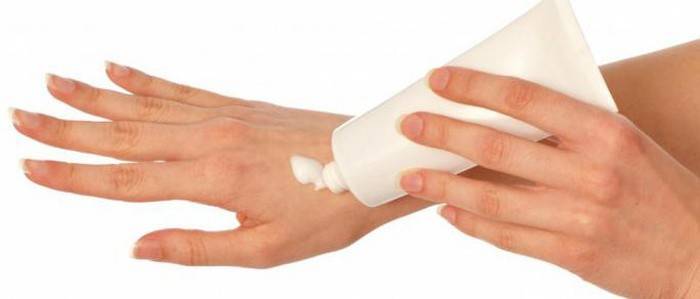 Chica mancha una crema de manos de privar