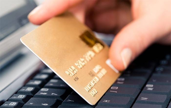 Homem, segurando, um, cartão crédito