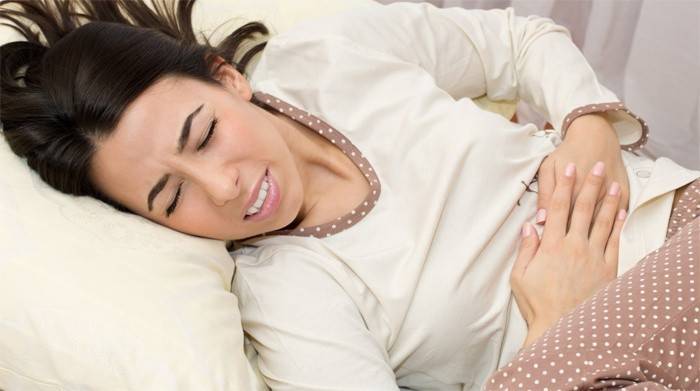 Dor abdominal severa em uma menina
