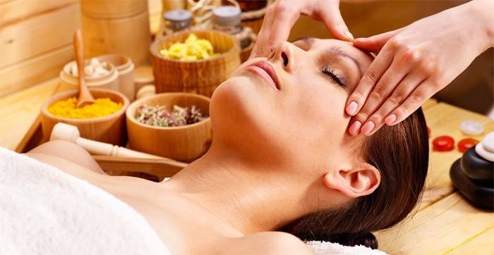 Massagem cosmética facial no salão