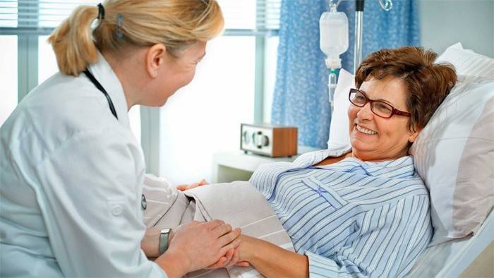 Mujer hablando con un doctor