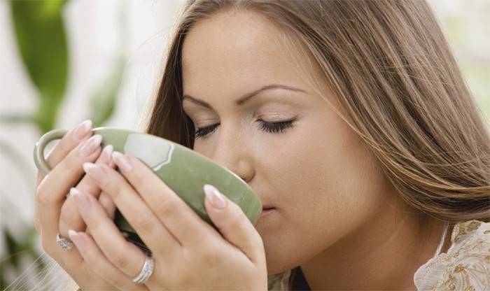 Dievča pije oolong na chudnutie