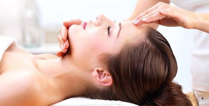 Massagem facial cosmética clássica