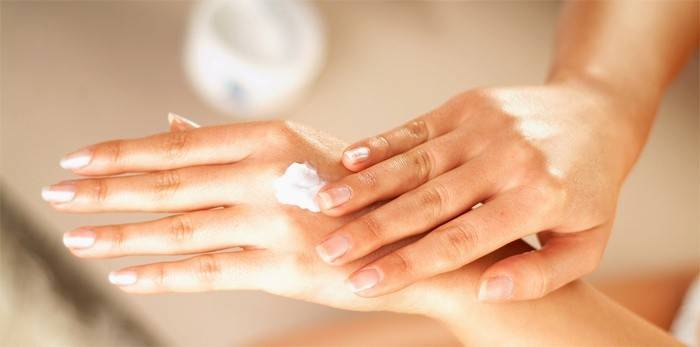 Mujer aplicando crema