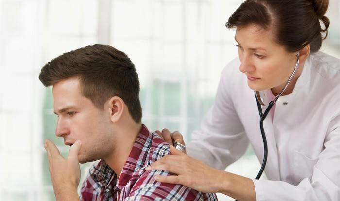 O médico determina as causas da falta de ar no paciente