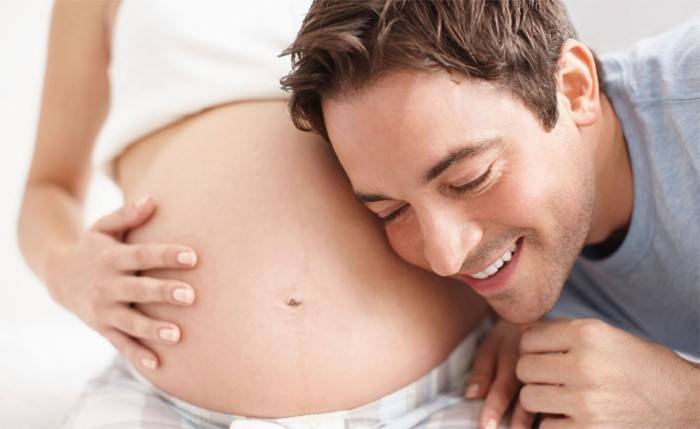 Ten chlap počúva brucho tehotného dievčaťa