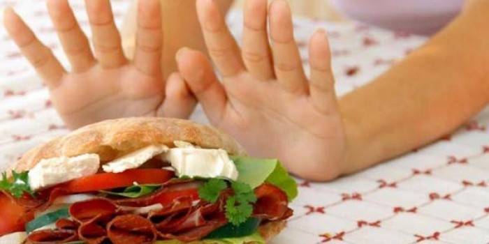 Dievča odmieta hamburger