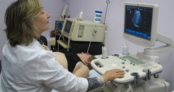 Identificando sintomas de inflamação dos apêndices em uma mulher