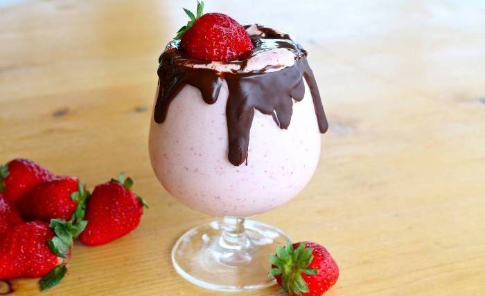 Apetitoso cóctel con fresas y chocolate.