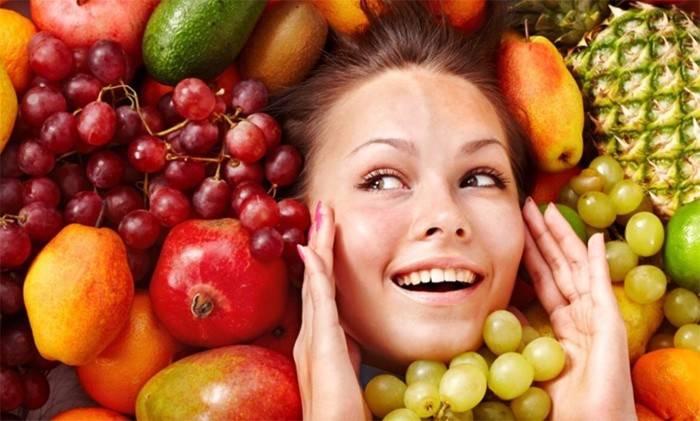 Mulher e frutas