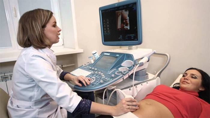 Menina grávida fazendo um ultra-som