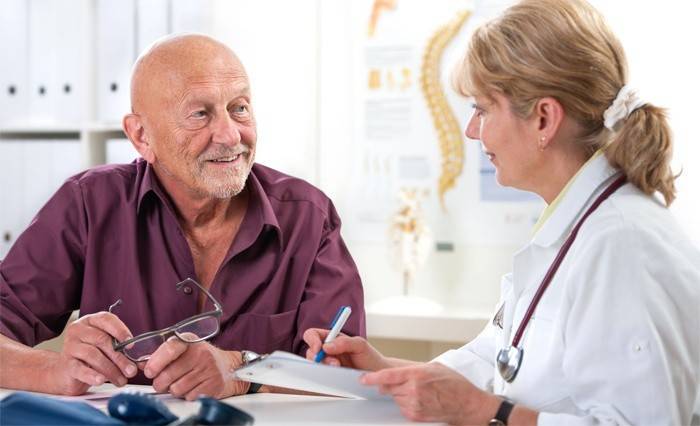 Un anciano se queja de estreñimiento a un médico.