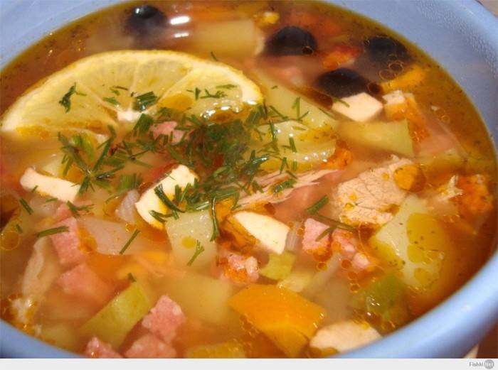 Sopa com batatas e salsichas