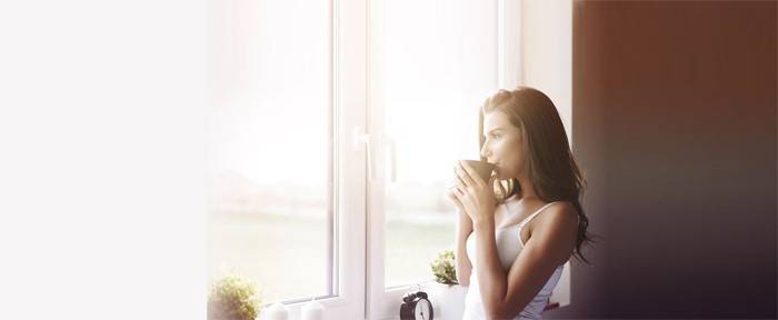 Mujer tomando café