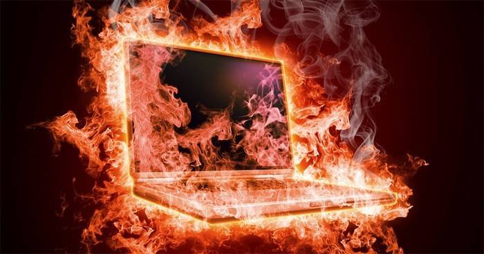 Płonący laptop