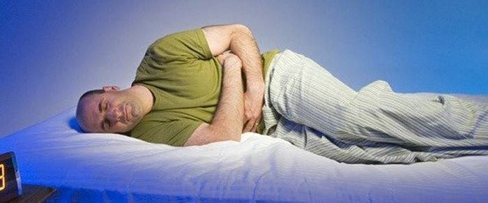 Sintomas de uma úlcera duodenal em um homem