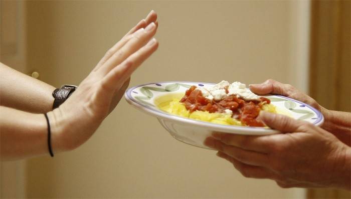 Mężczyzna odrzuca szkodliwe naczynia z hemoroidami
