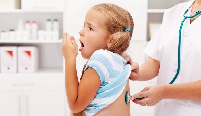 O médico ouve os pulmões do bebê