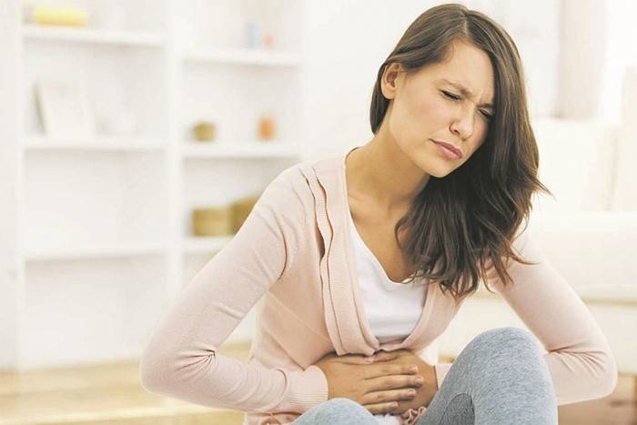 A menina tem uma dor de estômago devido a pancreatite